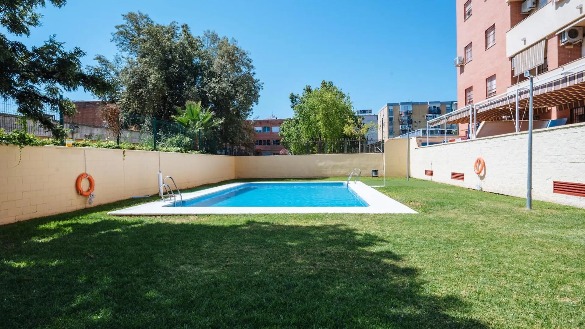 Piscina Abierta! Parking En Sevilla Centro Incluido 0*, Camas